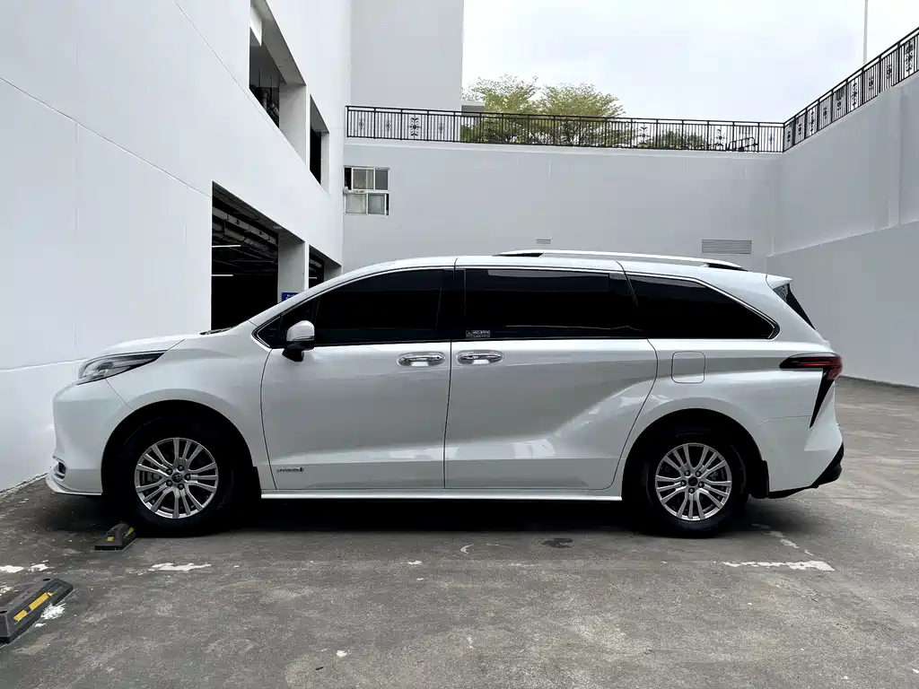 Toyota Sienna 2022 — фото 6