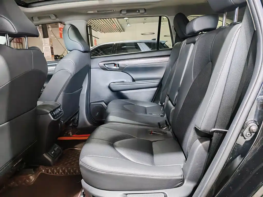 Toyota Highlander 2023 — фото 10