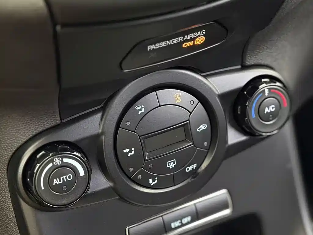 Ford Fiesta 2013 — фото 24
