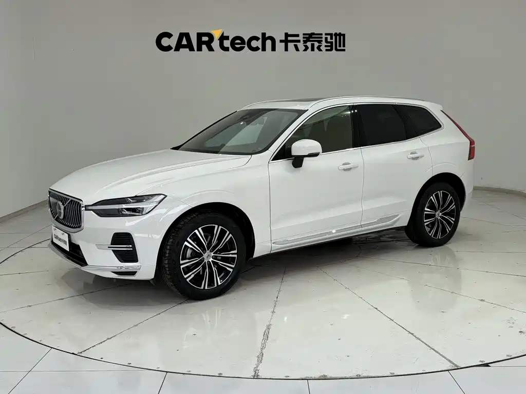 Volvo XC60 2022 — фото 1