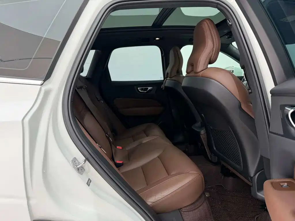 Volvo XC60 2022 — фото 26