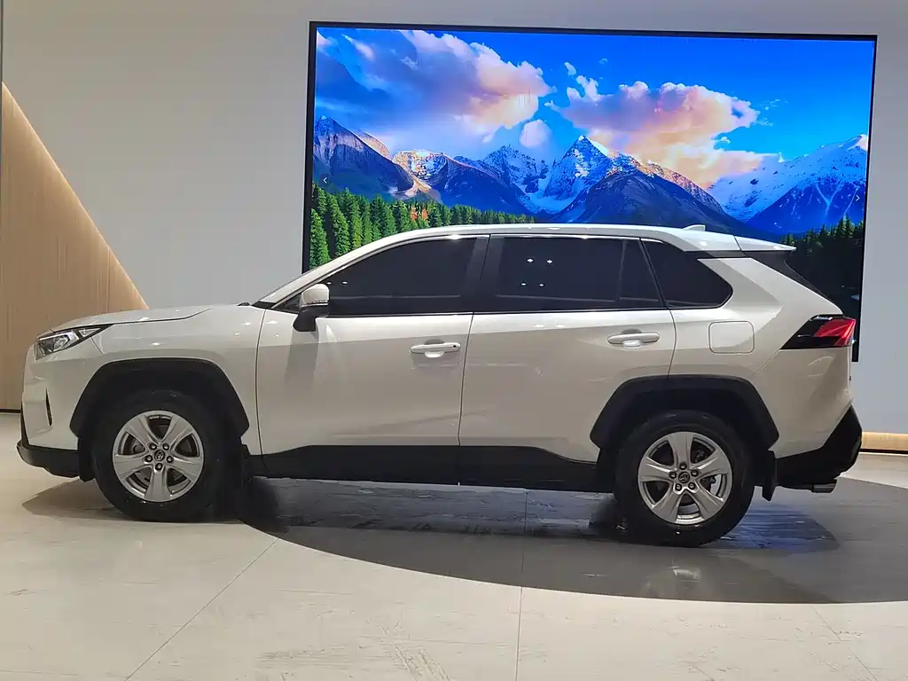 Toyota RAV4 2022 — фото 4