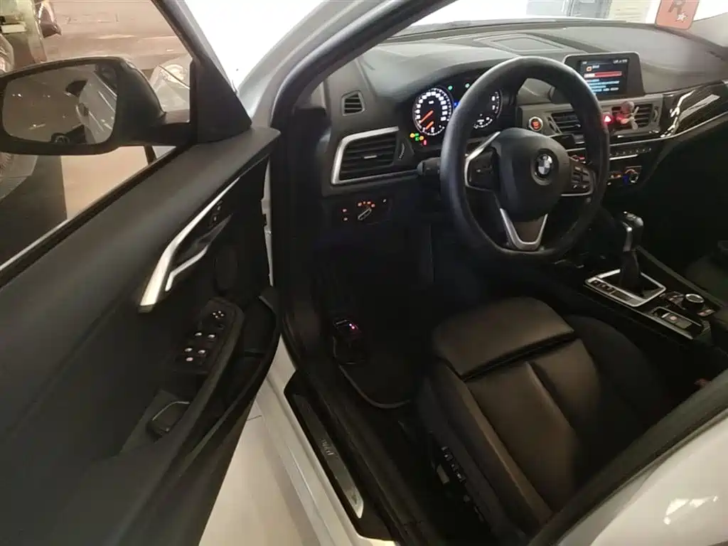 BMW 1 Series 2018 — фото 16