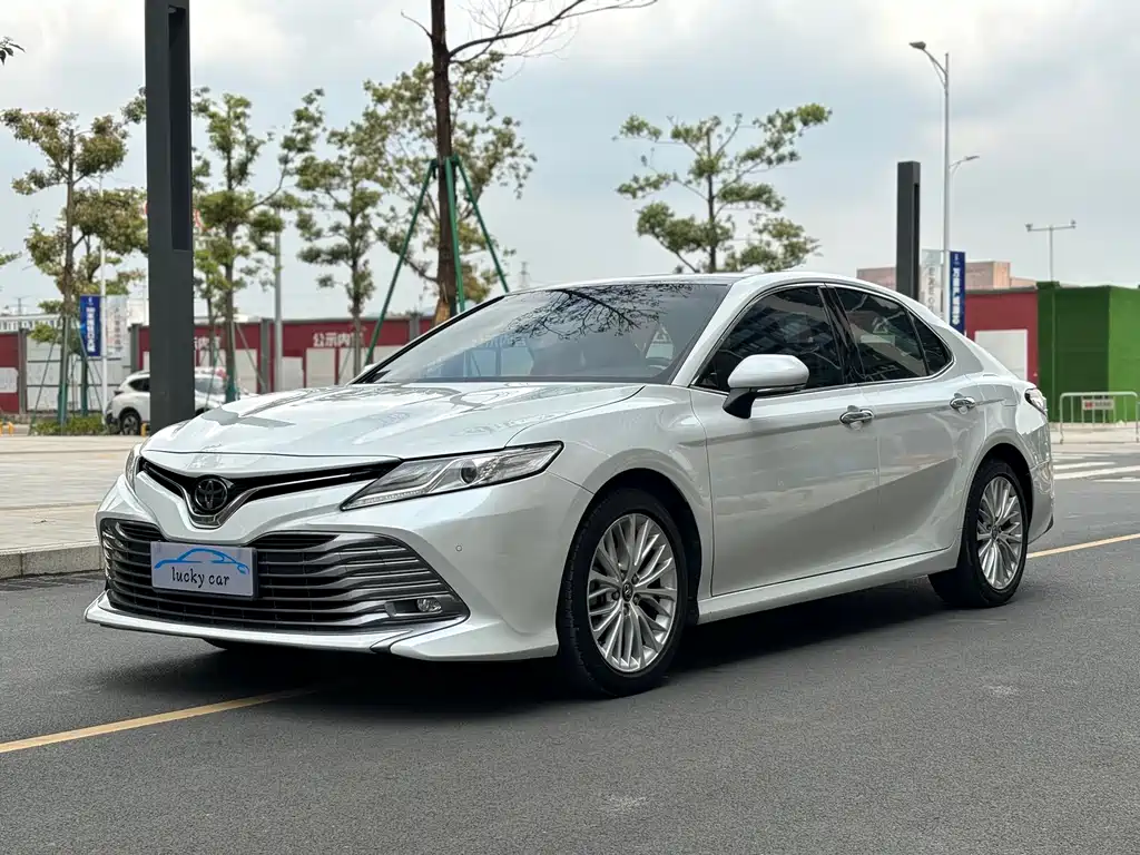 Toyota Camry 2021 — фото 1