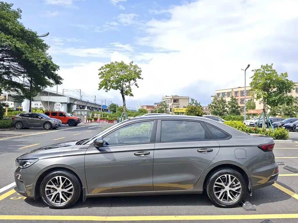 Geely Emgrand 2024