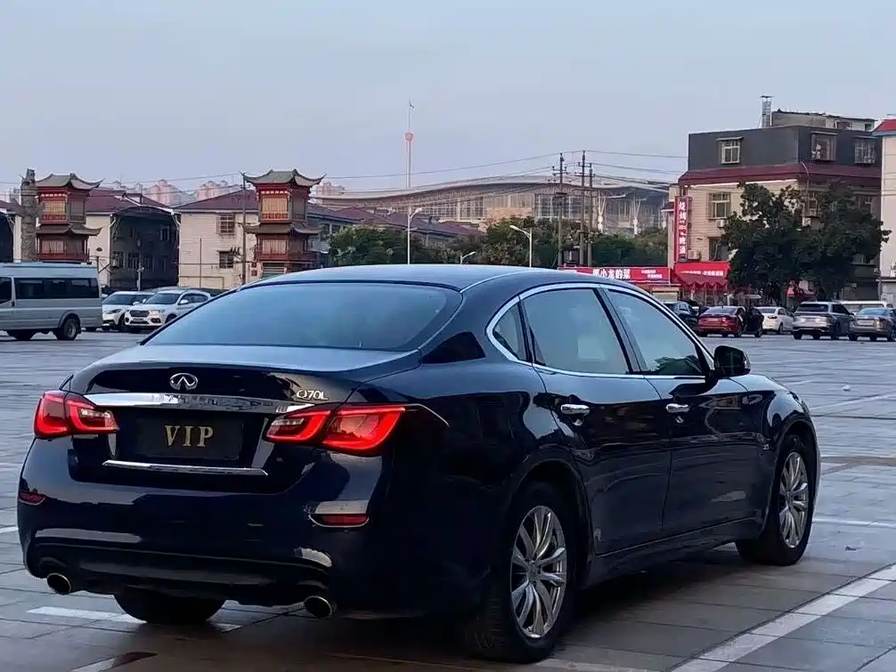 Infiniti Q70 2016
