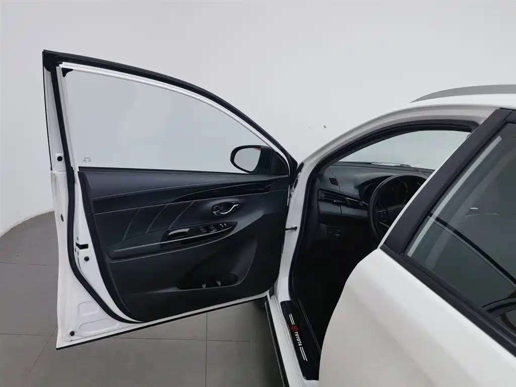 Toyota Yaris L 2021 — фото 8