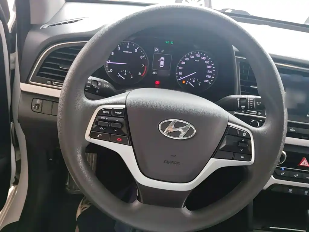 Hyundai Elantra 2016 — фото 11