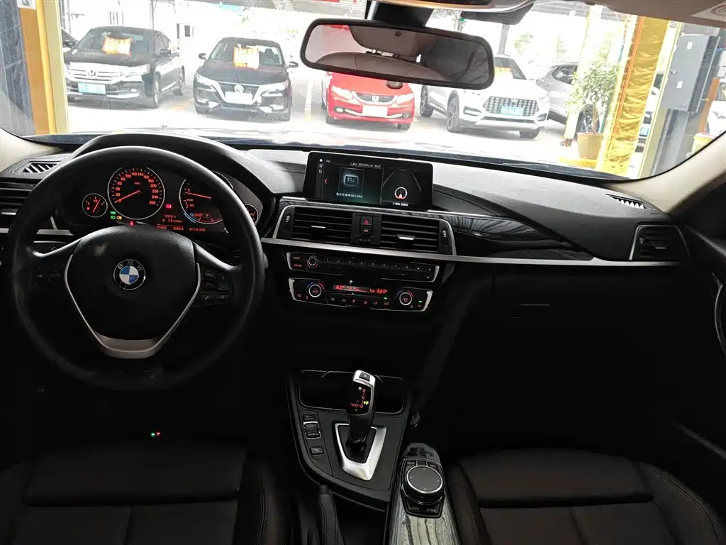 BMW 3 Series 2019 — фото 10