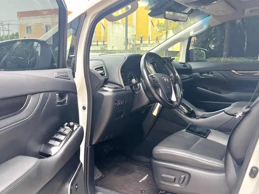 Toyota Vellfire 2022 — фото 13