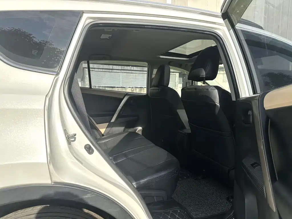 Toyota RAV4 2015 — фото 7