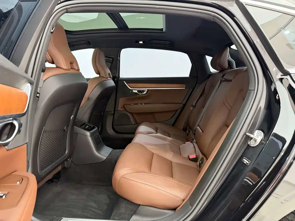 Volvo S90 Plug-In Hybrid 2023 — фото 11
