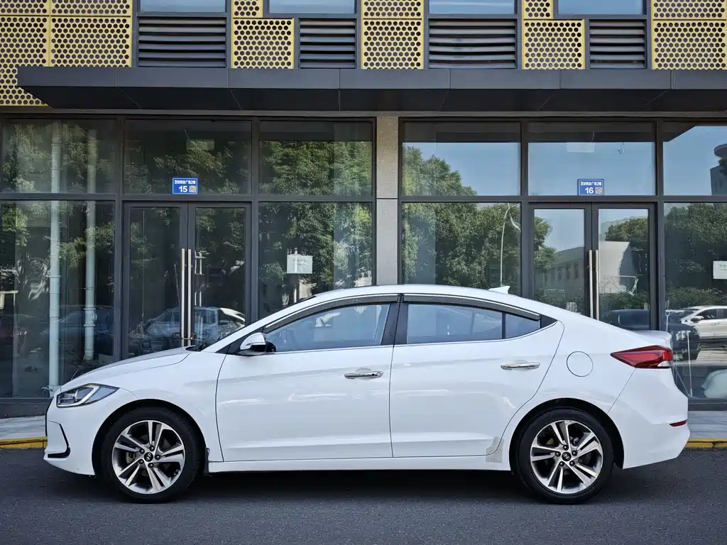 Hyundai Elantra 2016 — фото 3