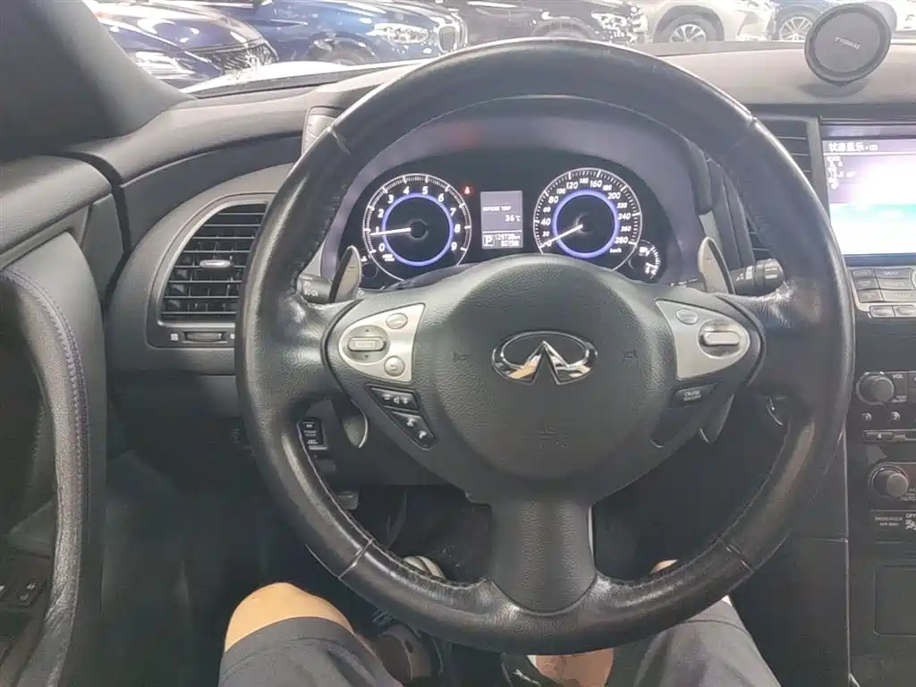 Infiniti QX70 2018 — фото 11