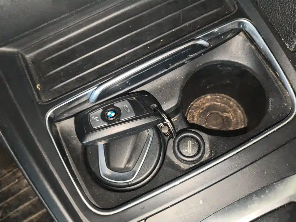 BMW 3 Series 2018 — фото 12