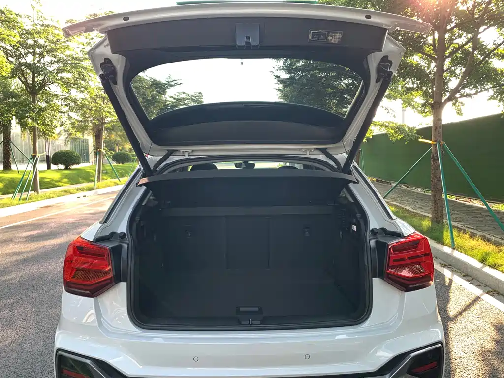Audi Q2L e-tron 2022 — фото 25