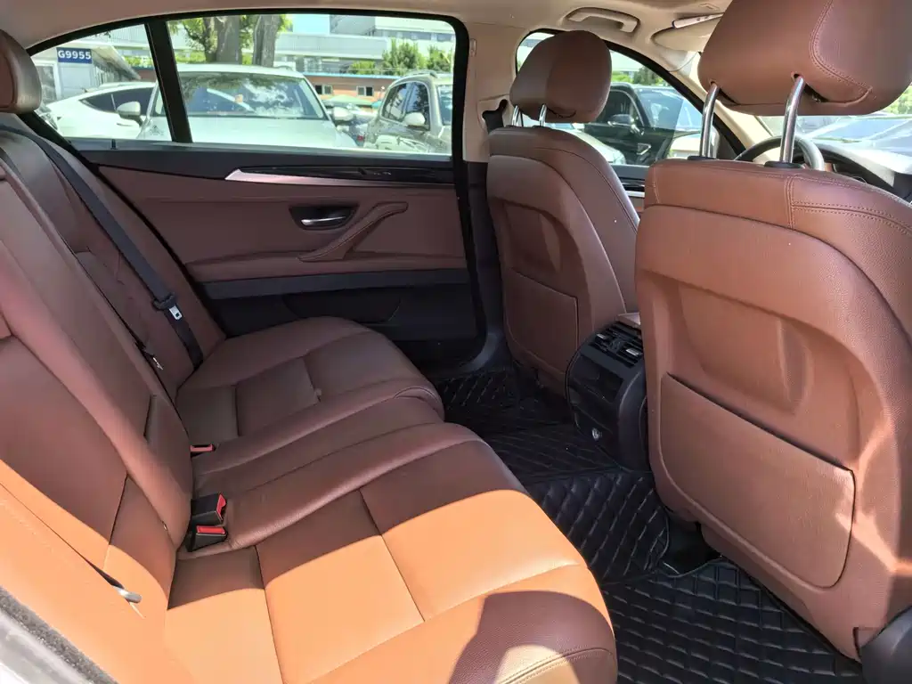 BMW 5 Series 2017 — фото 13