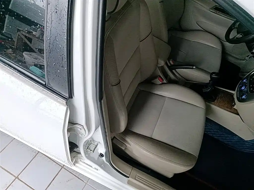 Buick Excelle 2015 — фото 25