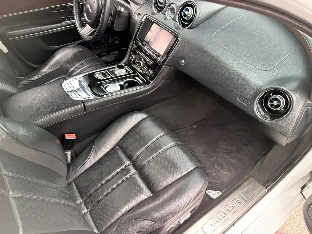 Jaguar XJ 2015 — фото 10