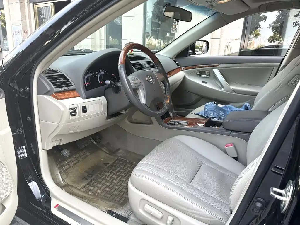 Toyota Camry 2010 — фото 10