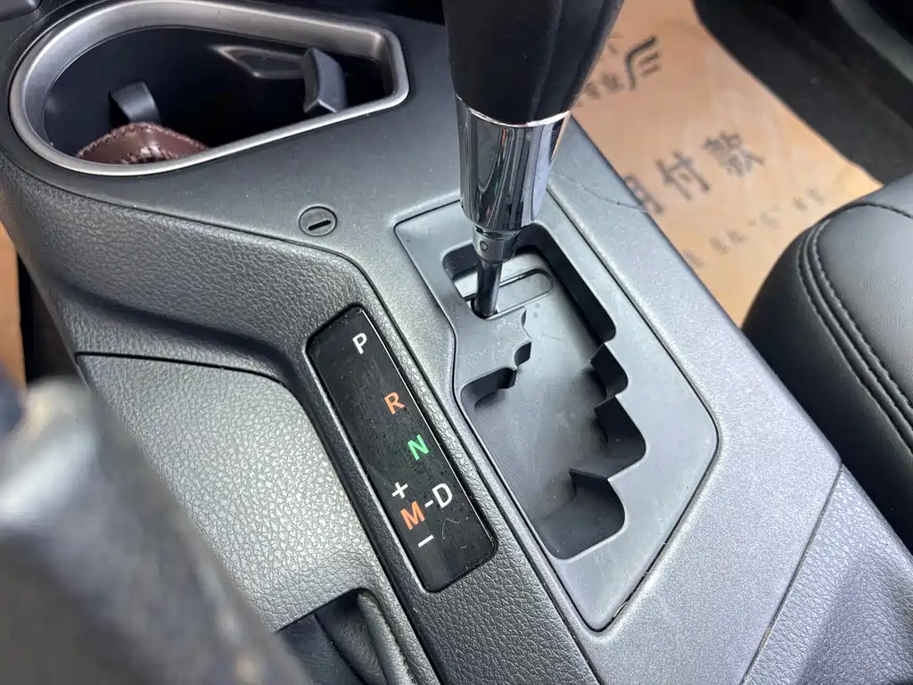 Toyota RAV4 2018 — фото 12