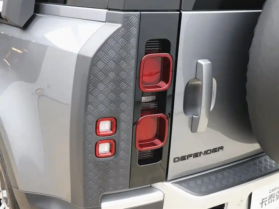 Land Rover Defender 2023 — фото 31