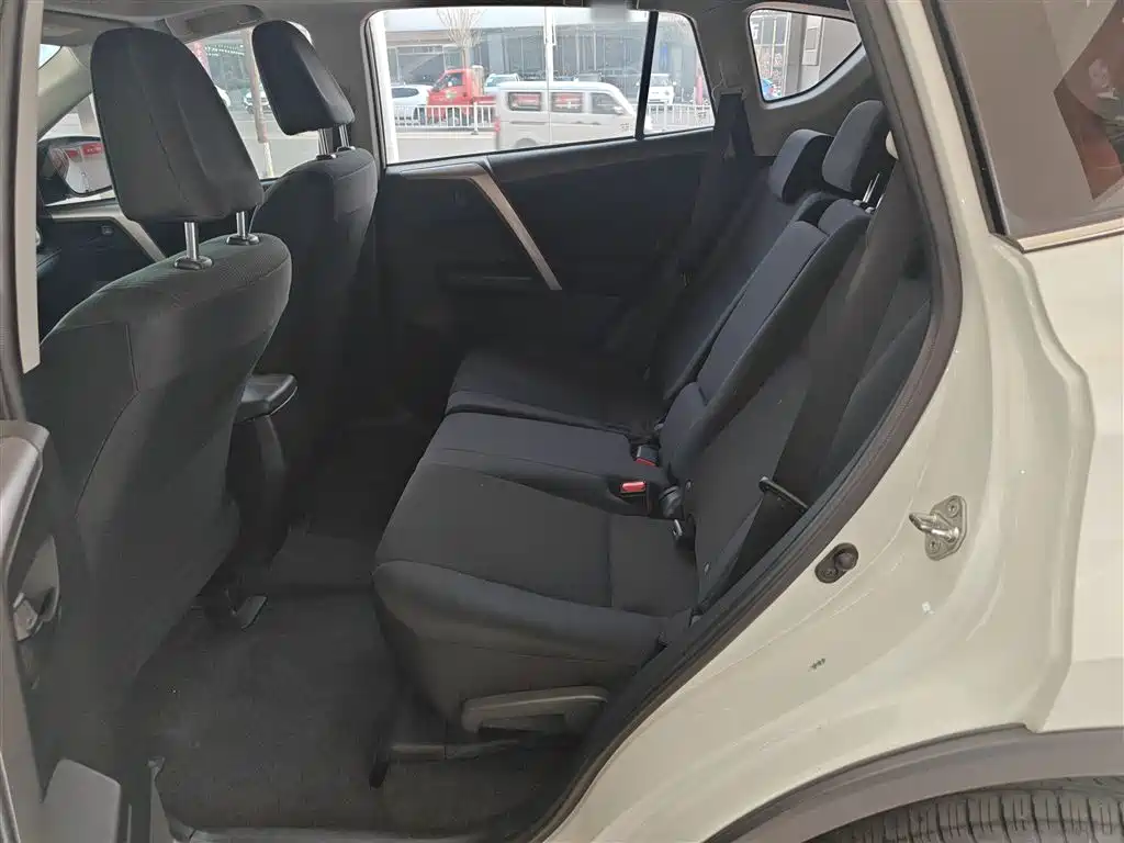 Toyota RAV4 2018 — фото 16