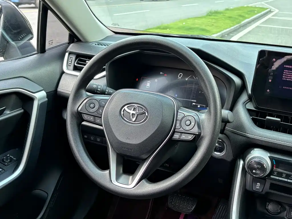 Toyota RAV4 2023 — фото 11