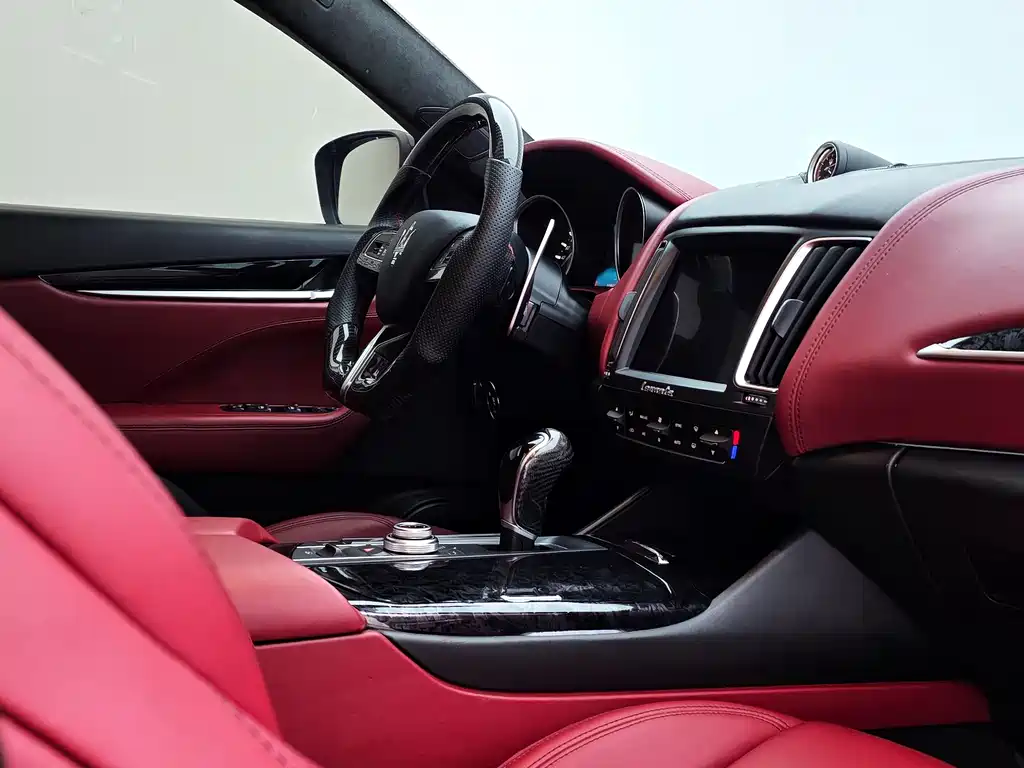 Maserati Levante 2016 — фото 30