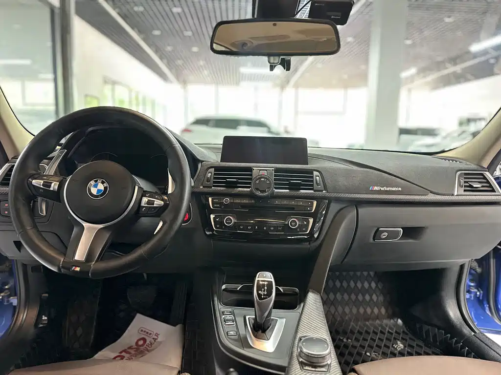 BMW 3 Series 2018 — фото 9