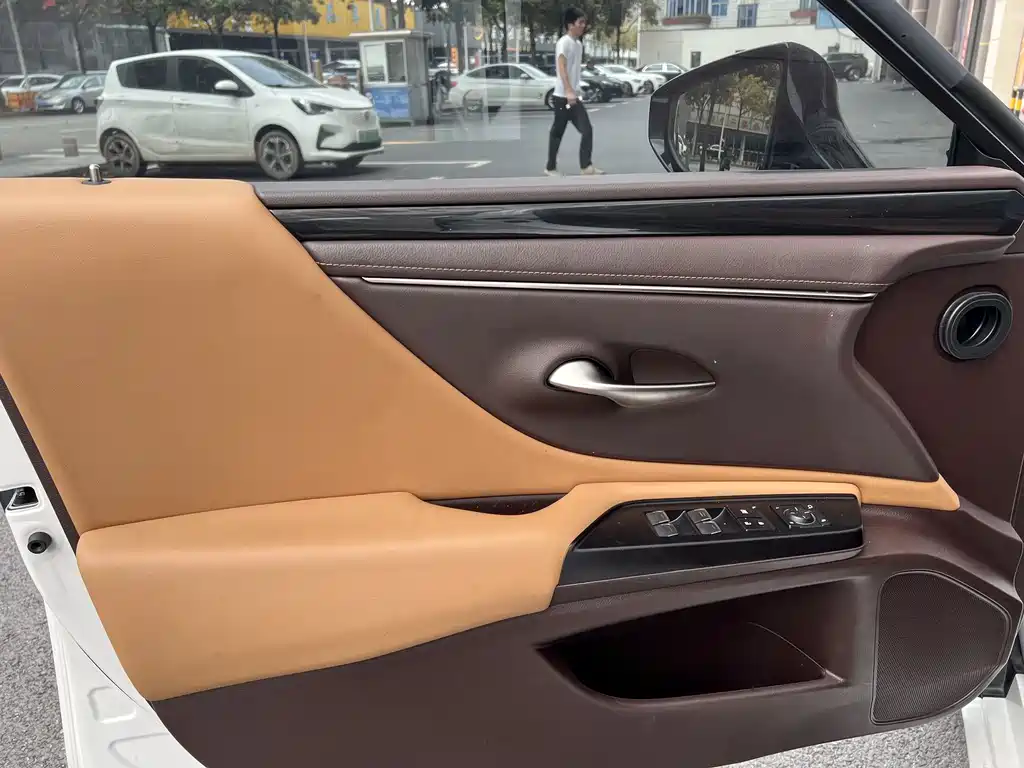 Lexus ES 2021 — фото 12