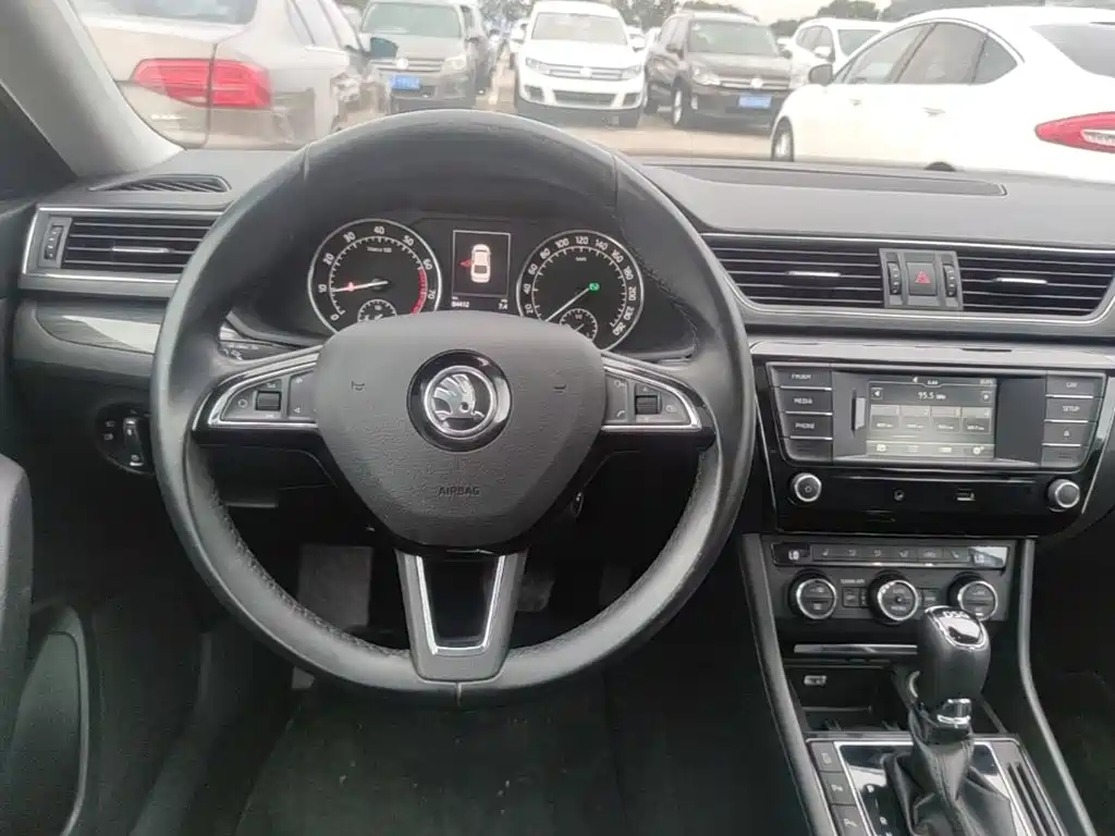 Skoda Superb 2016 — фото 11