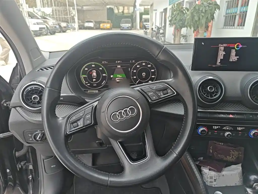 Audi Q2L e-tron 2021 — фото 11