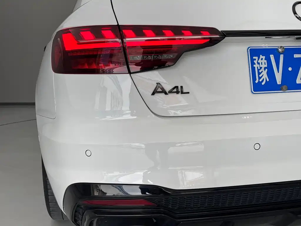 Audi A4L 2023 — фото 9