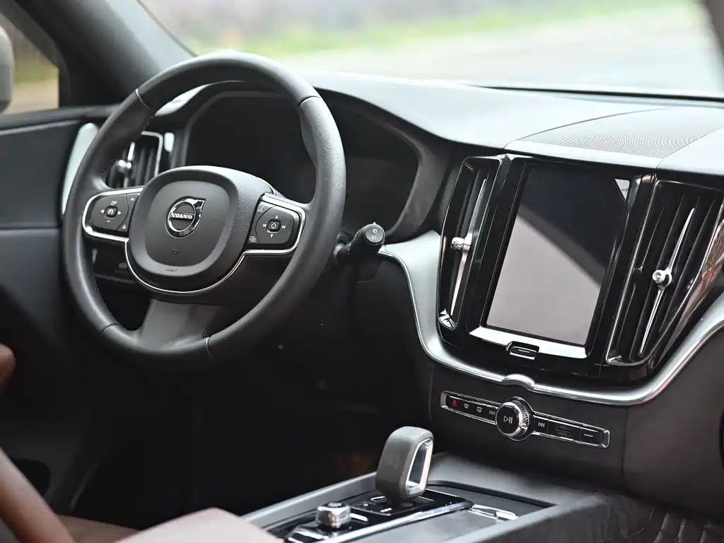 Volvo XC60 2022 — фото 6