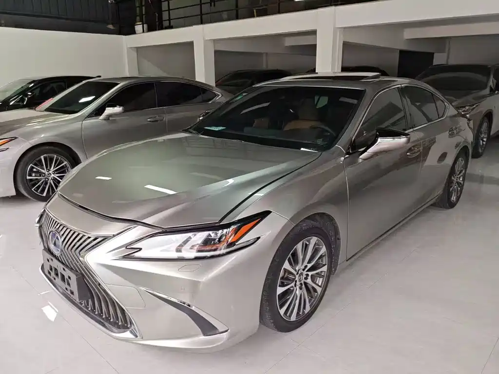 Lexus ES 2019 — фото 1