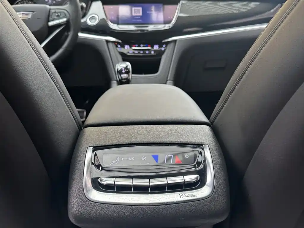 Cadillac XT6 2023 — фото 13