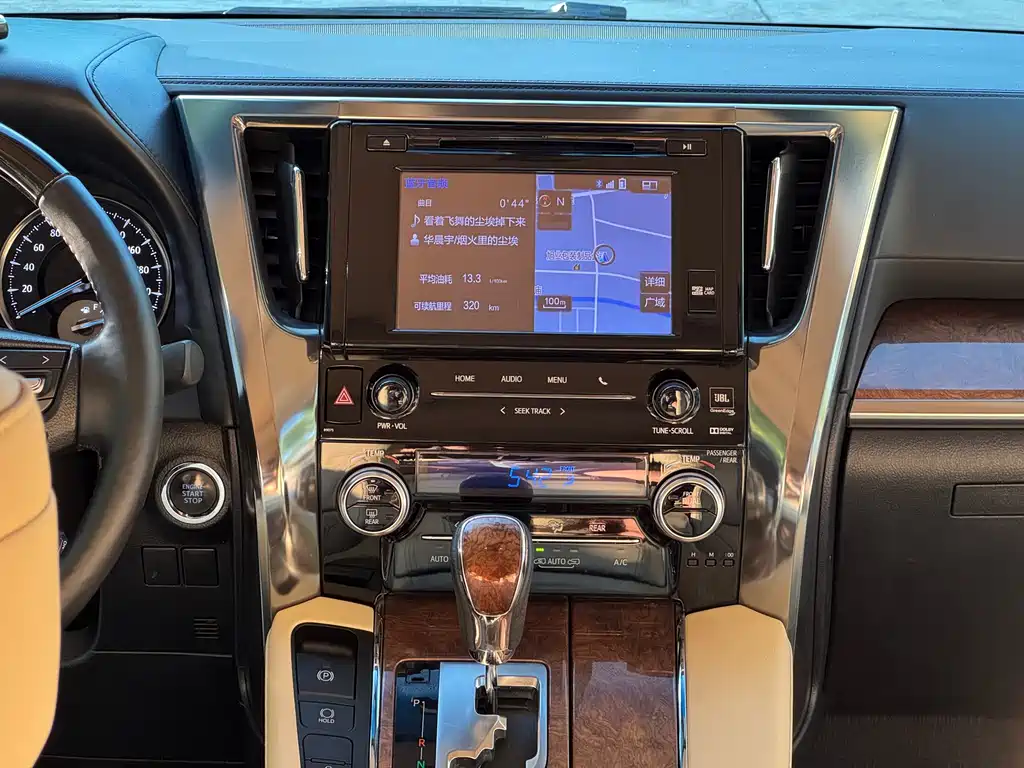 Toyota Alphard 2018 — фото 11