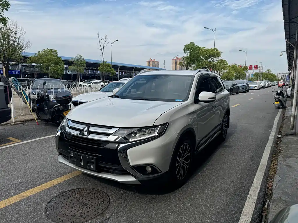 Mitsubishi Outlander 2018 — фото 1