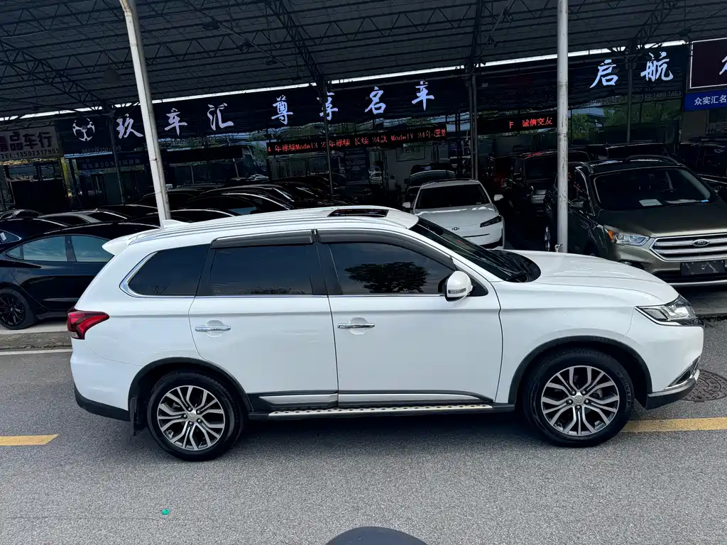 Mitsubishi Outlander 2018 — фото 4