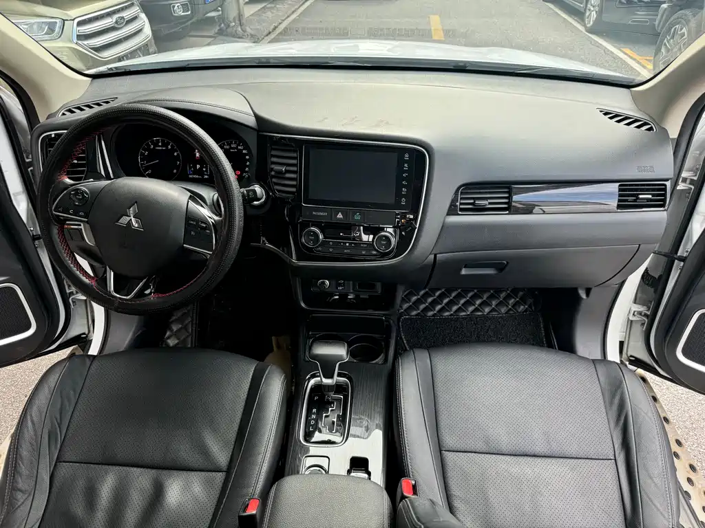 Mitsubishi Outlander 2018 — фото 12