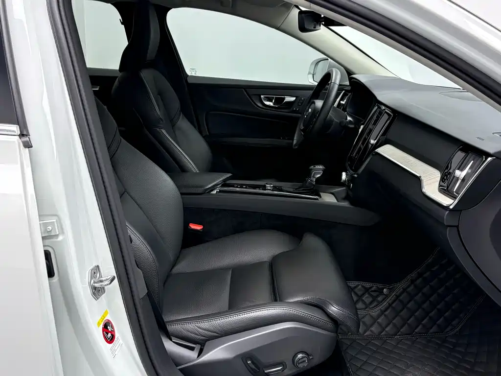 Volvo S60 2021 — фото 13