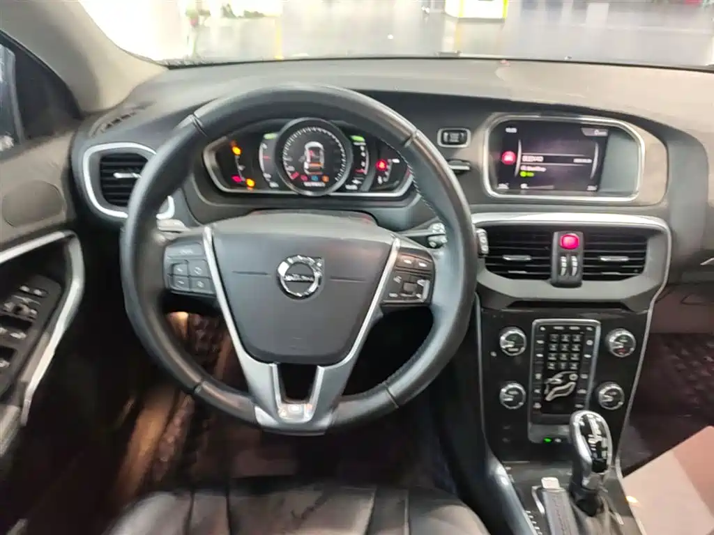 Volvo V40 2019 — фото 11
