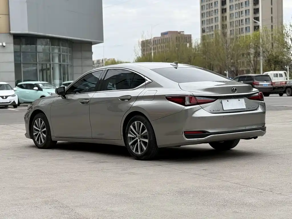 Lexus ES 2019 — фото 9