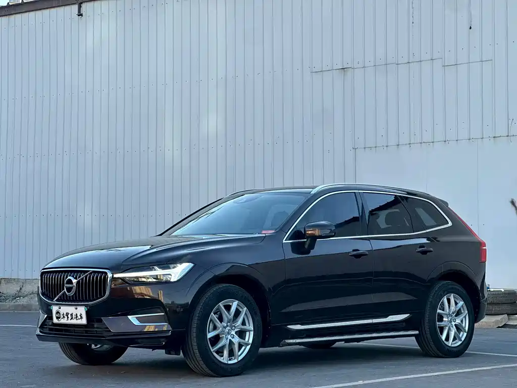 Volvo XC60 2021 — фото 1