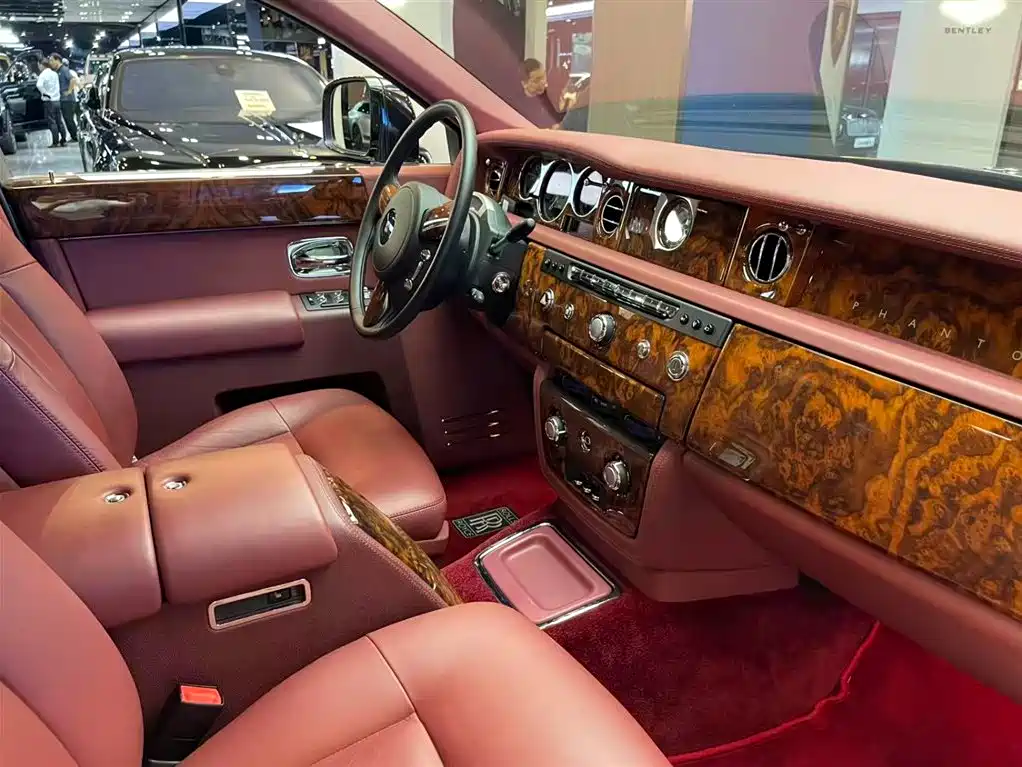 Rolls-Royce Phantom 2016 — фото 15