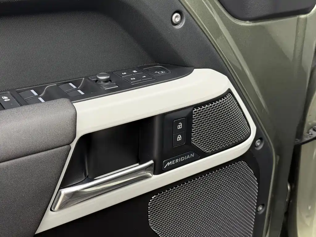 Land Rover Defender 2022 — фото 11