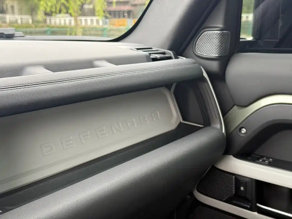 Land Rover Defender 2022 — фото 15