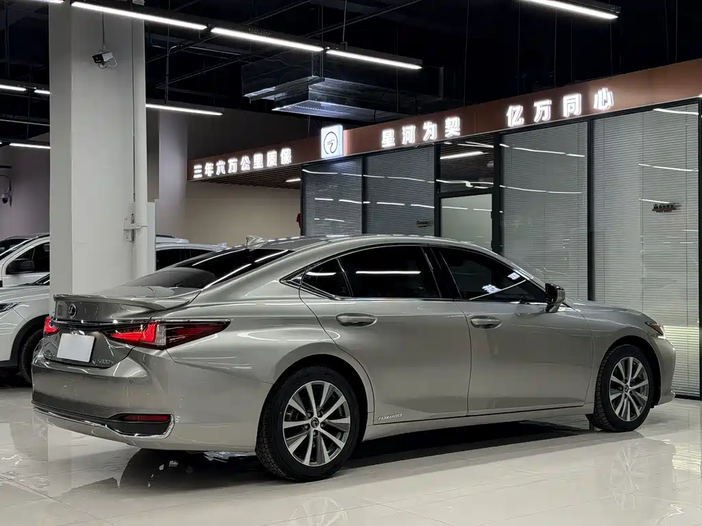 Lexus ES 2020 — фото 18