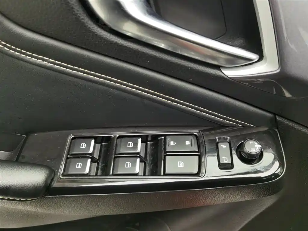 Isuzu D-MAX 2023 — фото 9